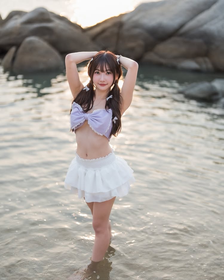 ไข่มุก วรัทยา หรือ ไข่มุก BNK48 จัดลุคสดใสซาบซ่า นุ่งสั้น แชะภาพริมหาด