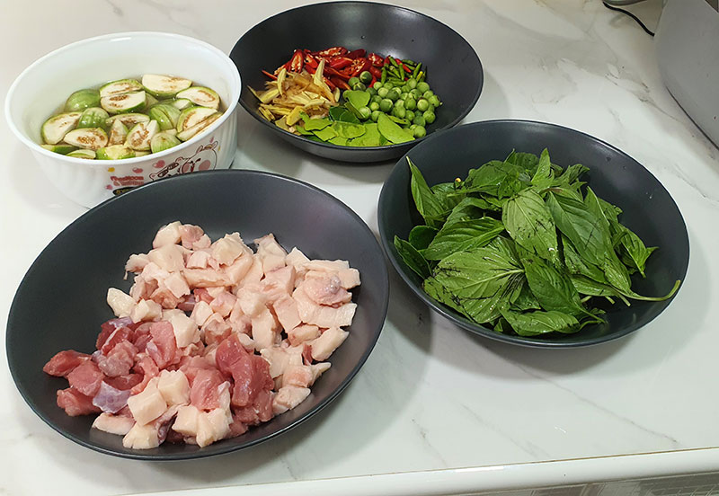 วัตถุดิบเตรียมทำแกงเขียวหวานเนื้อติดมัน