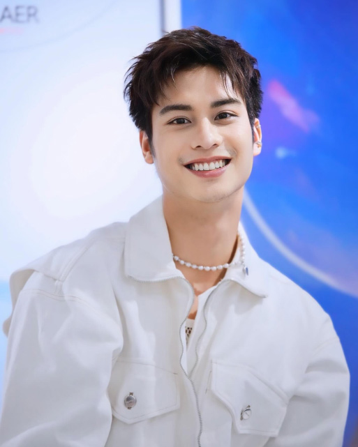 ออกัส วชิรวิชญ์ ประวัติ