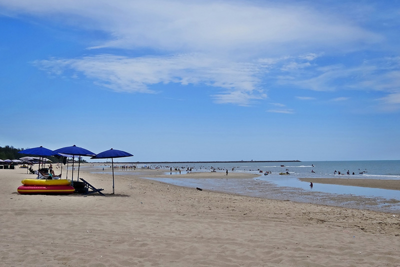 ทะเลหน้าร้อนใกล้กรุงเทพฯ 2568 ชายหาดชะอำ จังหวัดเพชรบุรี