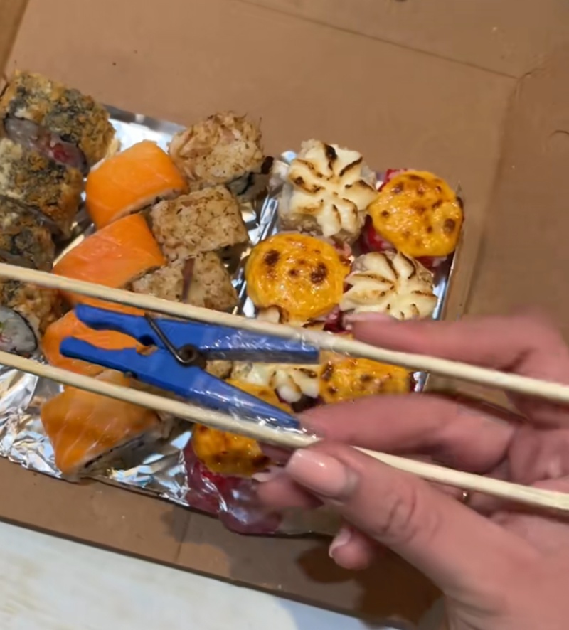 ใช้ตะเกียบ