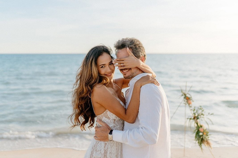 เมญ่า สุดแฮปปี้ แฟนหนุ่มสายฝอ คุกเข่าขอแต่งงาน