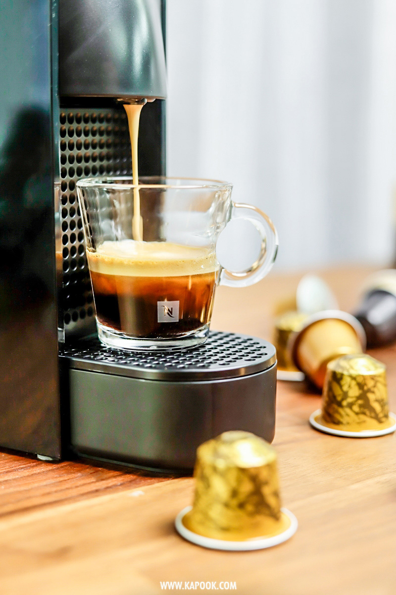 ชงกาแฟดำด้วยเครื่องชงกาแฟอัตโนมัติ