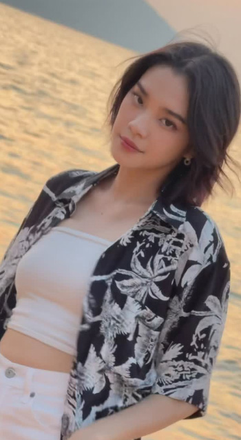 คุมโทนด้วยการใส่เสื้อครอปเกาะอกสีขาวแมตช์กับกางเกงขาสั้นสีขาว