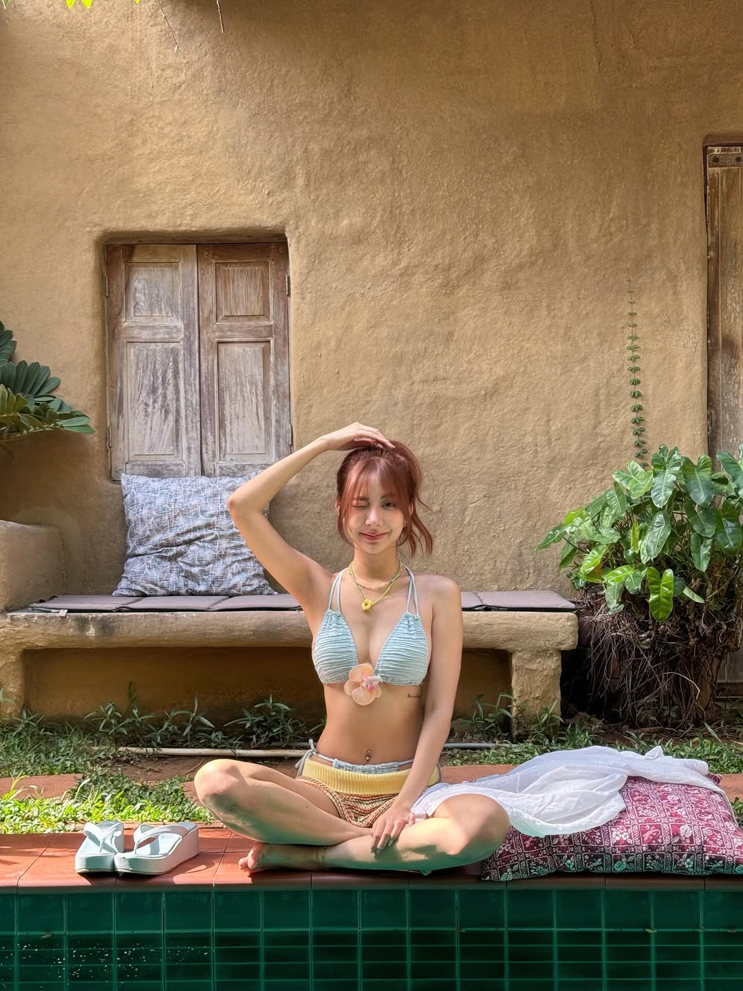 น้ำฝน ปริตา จัดบิกินี่ แชะภาพริมสระว่ายน้ำ