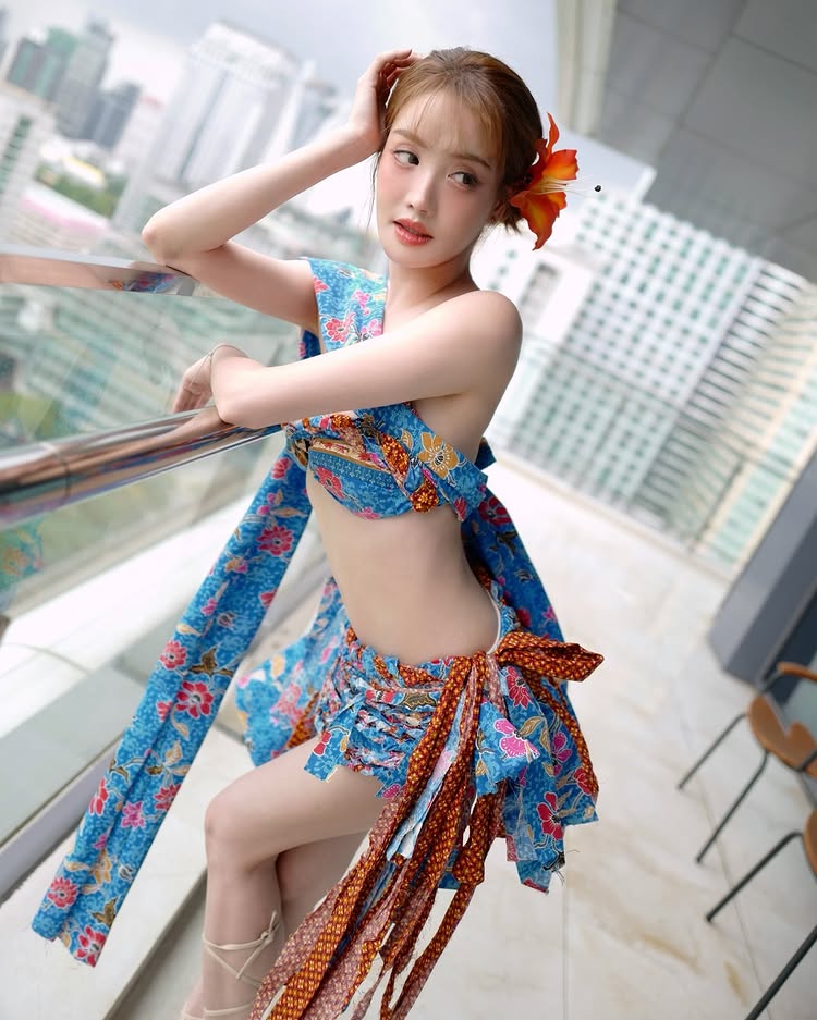 แกรนด์ กรณ์ภัสสร เสิร์ฟลุคเซ็กซี่กับแฟชั่นผ้าไทยที่ทำจากผ้าถุง