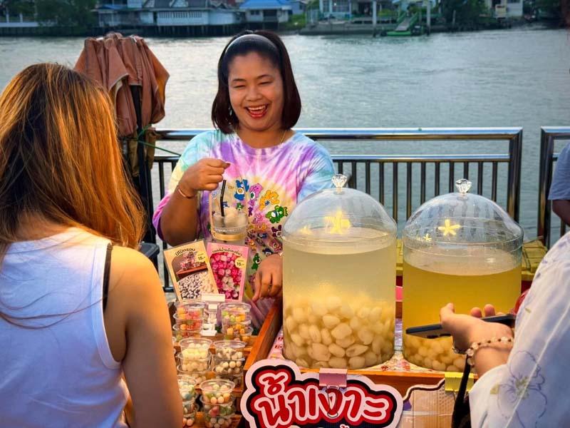 ถนนคนเดินแม่กลอง แม่ค้า