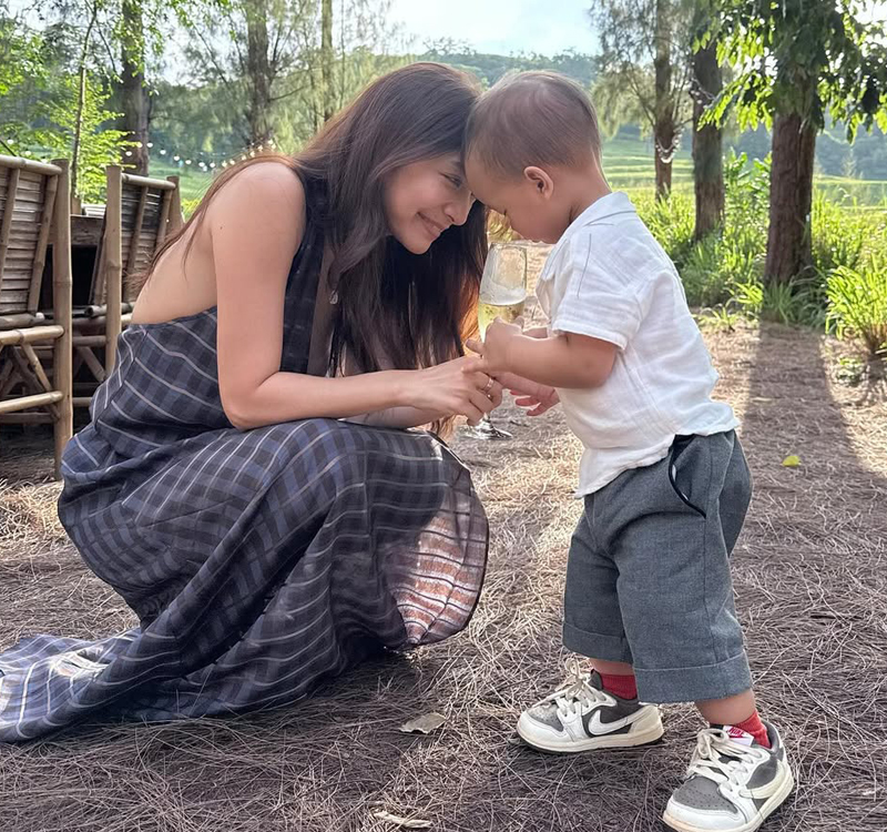 มิว นิษฐา โชว์หุ่นสุดเป๊ะ ควงไฮโซเซนต์ สามีและลูก เที่ยวเขาใหญ่ 