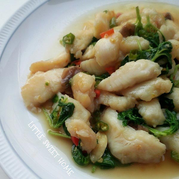 ข้าวผัดกะเพราปลาดอรี่