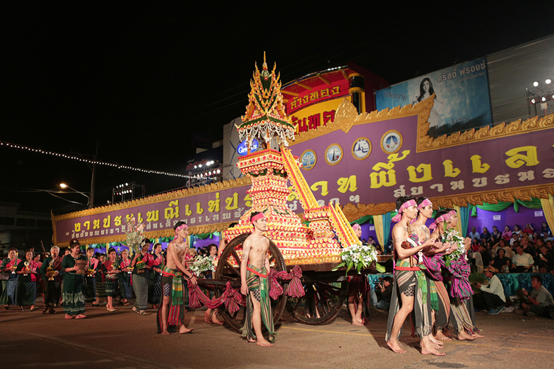 งานประเพณีแห่ปราสาทผึ้ง จังหวัดสกลนคร