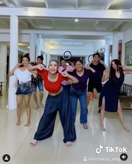 แคทรียา อิงลิช เต้น จีนี่ จ๋า