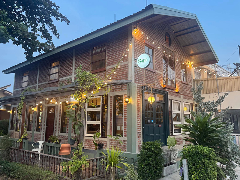 คาเฟ่ริมน้ำ 2568 ร้านสาริน คาเฟ่