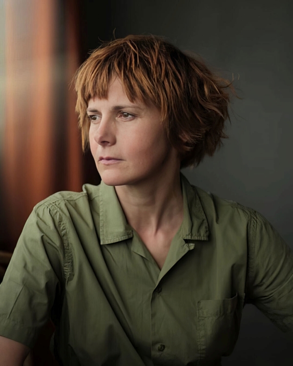 หลุยส์ บรีลีย์ (Louise Brealey) ในบท มาดาม โรแลนด้า ฮูช นักแสดงสมทบ ซีรีส์ Harry Potter