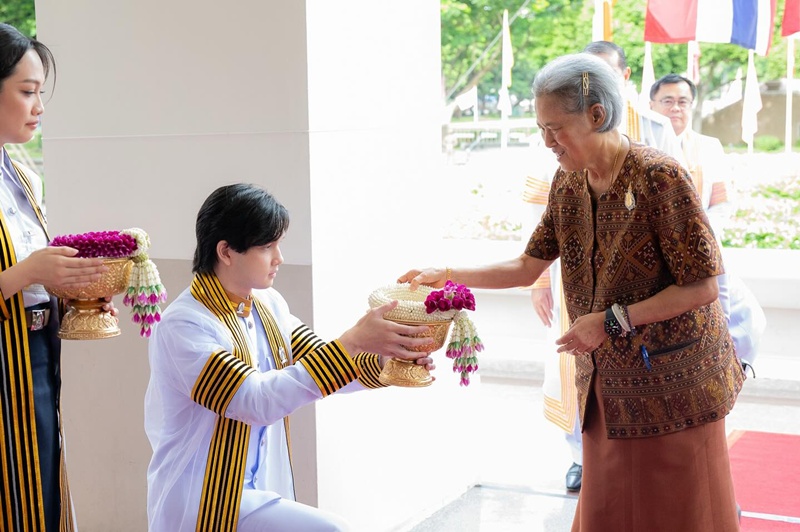 น้องเน็ต ลูกชาย น็อต-กวาง เป็นตัวแทนบัณฑิต ทูลเกล้าฯ ถวายพวงมาลัย กรมสมเด็จพระเทพฯ