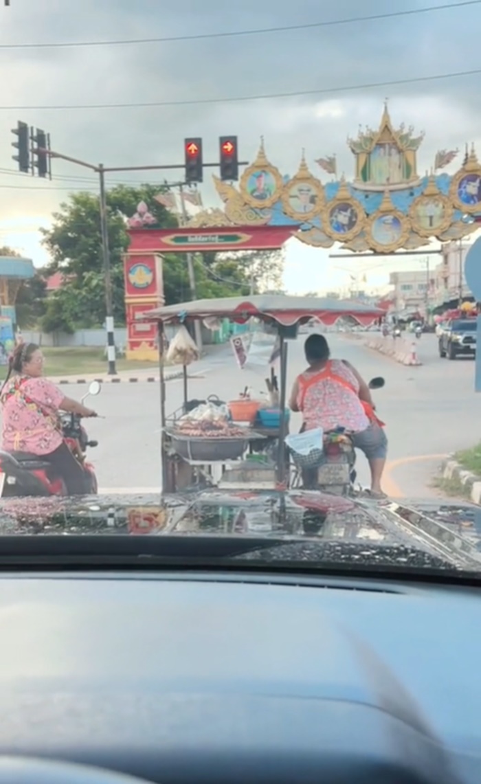 แม่ค้าหมูปิ้ง