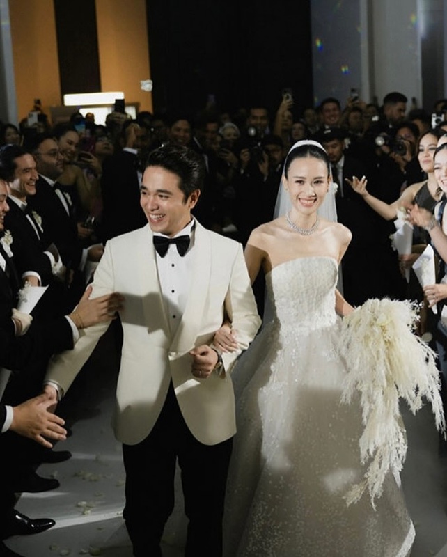 อเล็กซ์ เรนเดลล์ ควง เจนนี่ จัดปาร์ตี้เฉลยเพศลูกคนแรก