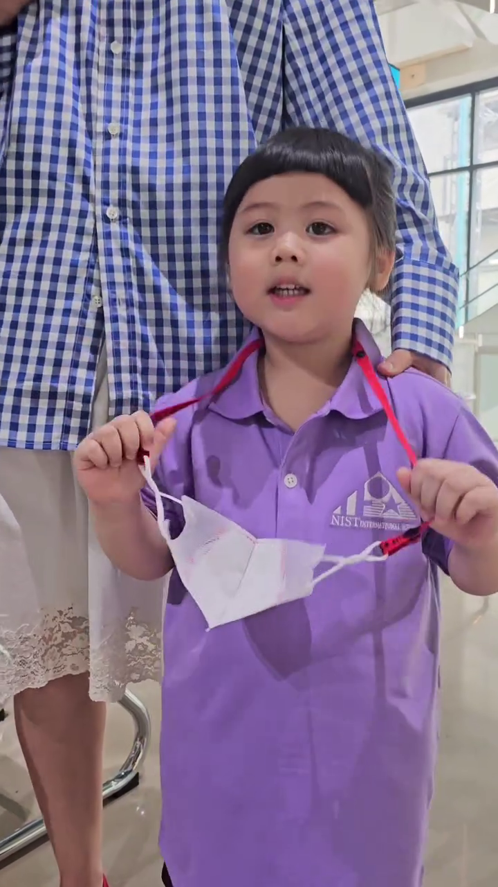 น้องแอบิเกล ในชุดนักเรียน