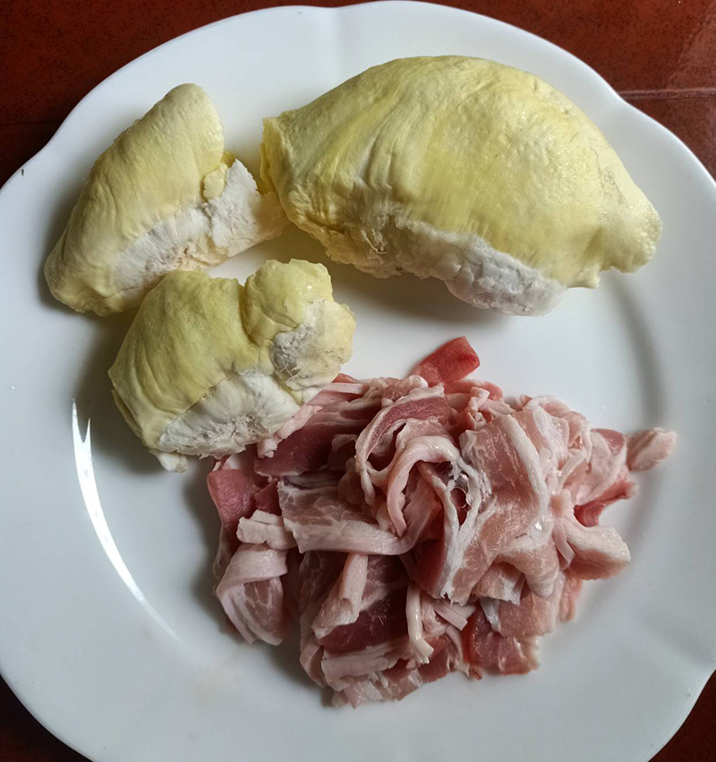 แกงเหลืองทุเรียนใส่หมูสามชั้น แกงเหลือง ทุเรียน อาหารใต้ สูตรอาหาร