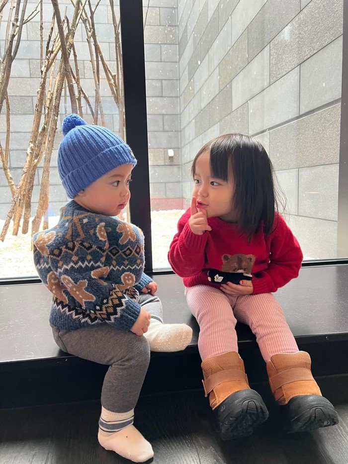 แพทริเซีย พาน้องเอลิเซีย และน้องแพทริค สัมผัสหิมะที่ญี่ปุ่น