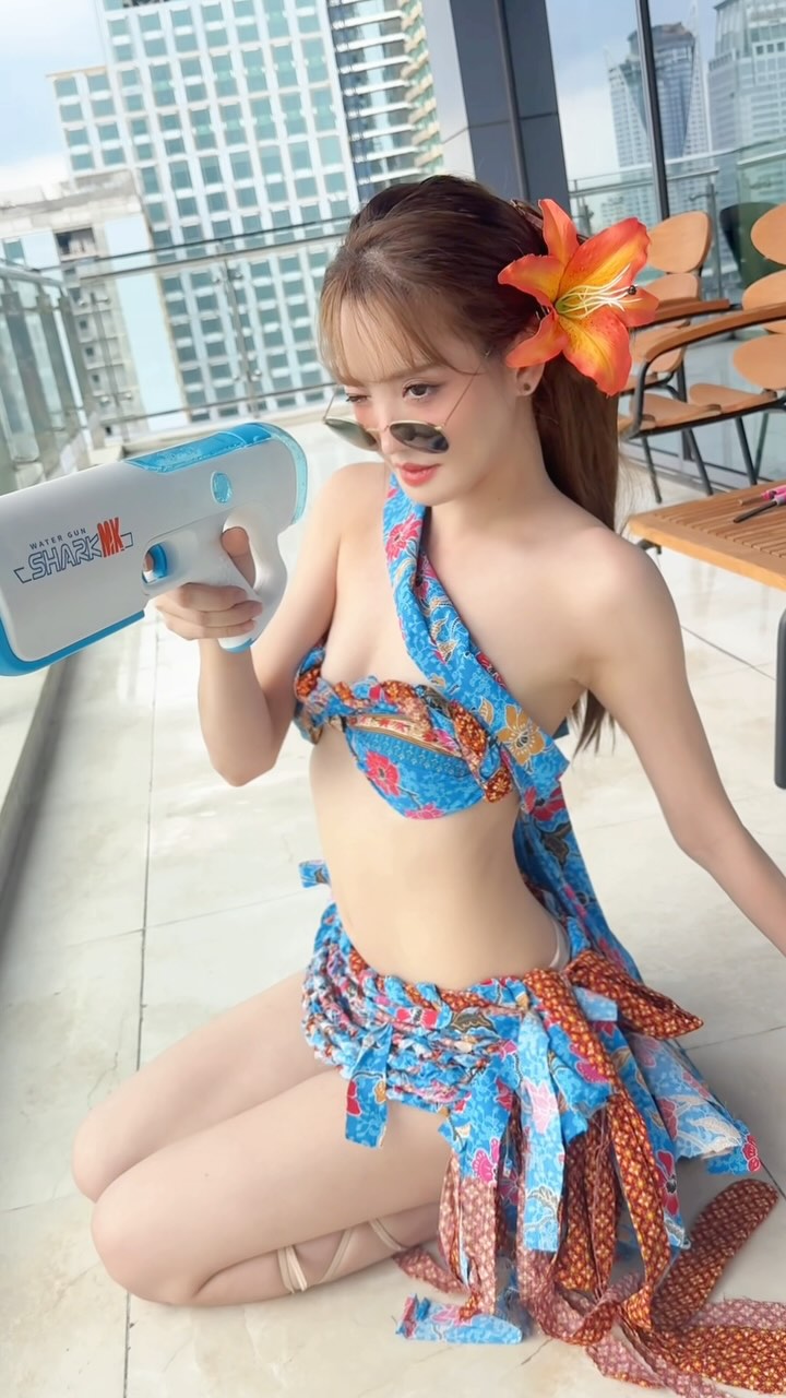 แกรนด์ กรณ์ภัสสร เสิร์ฟลุคเซ็กซี่กับแฟชั่นผ้าไทยที่ทำจากผ้าถุง