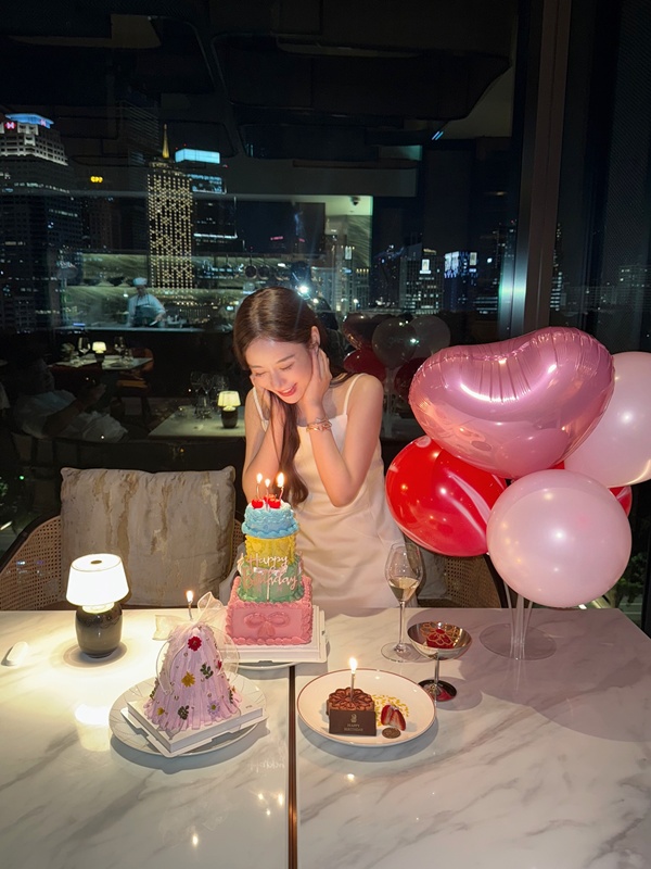 ฟาง ธนันต์ธรญ์ ฉลองวันเกิด โชว์ช่อดอกไม้สุดอลัง 