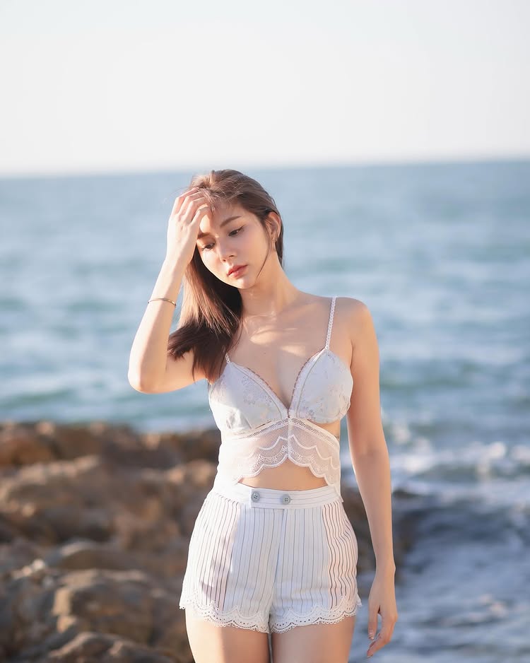 น้ำฝน ปริตา ดารา 7 สี นุ่งสั้น แชะภาพริมทะเล