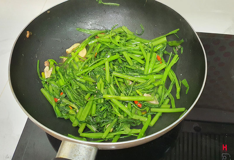 วิธีทำผัดผักบุ้งไฟแดง ทำยังไงให้กรอบ
