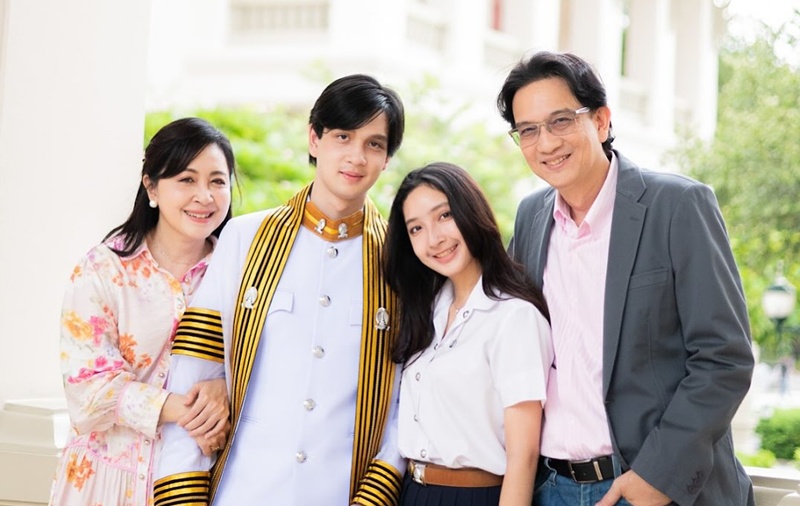 น้องเน็ต ลูกชาย น็อต-กวาง เป็นตัวแทนบัณฑิต ทูลเกล้าฯ ถวายพวงมาลัย กรมสมเด็จพระเทพฯ