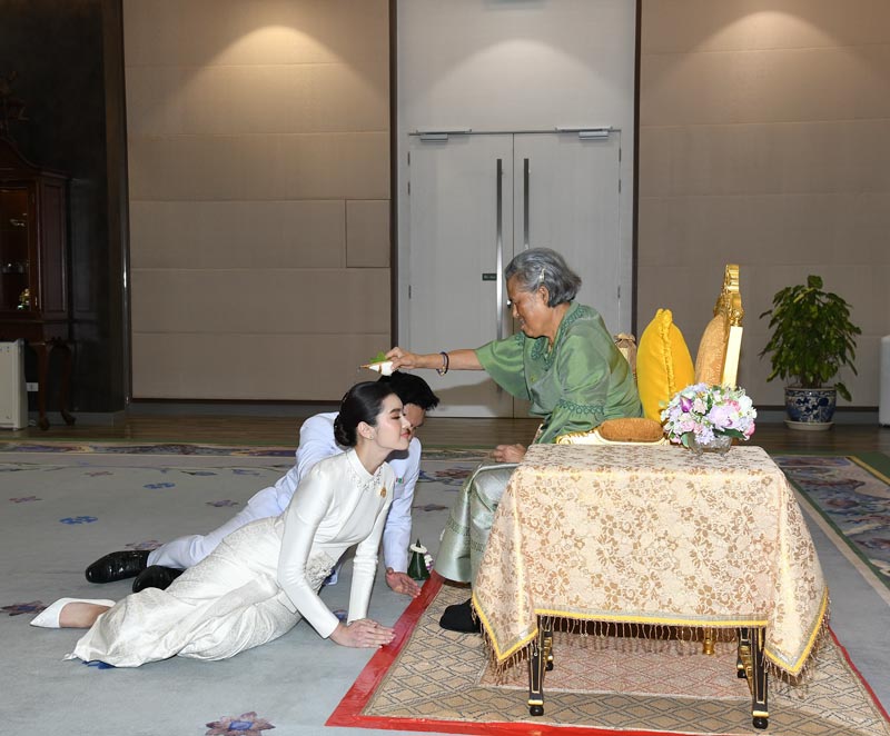 หมอสอง ออน สมฤทัย รับพระราชทานมงคลสมรส จากกรมสมเด็จพระเทพฯ