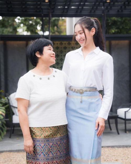 เบลล่า ใส่ผ้าถุงไปวัด