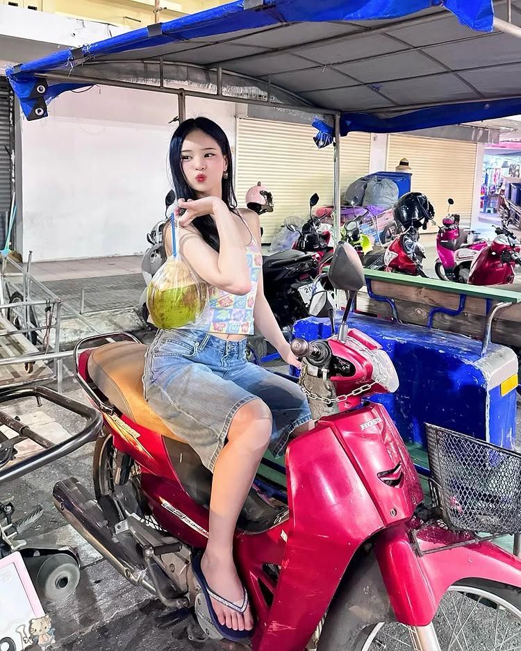 แอลลี่ อชิรญา กับแฟชั่นชุดเดินตลาดกลางคืนที่หัวหิน