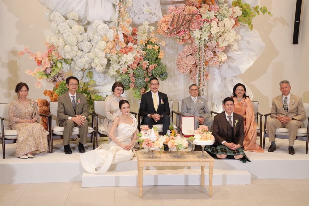 ชาวเน็ตหลุดโฟกัสชุด พาย สุนิษฐ์ ทำไมใส่กระโปรง ในงานแต่งกับ มายด์ ลภัสลัล