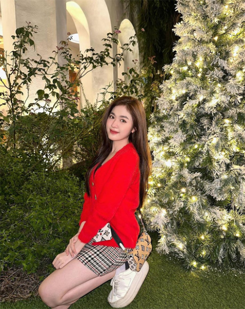 12 ไอเดียแต่งตัววันคริสต์มาส 2567 ส่องลุคสุดน่ารัก เข้ากับเทศกาล แถมไม่ดูโอเว่อร์