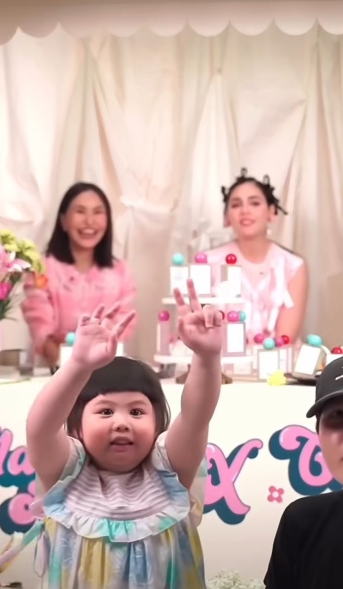 ชมพู่ อารยา รีวิว น้องแอบิเกล ไปโรงเรียน