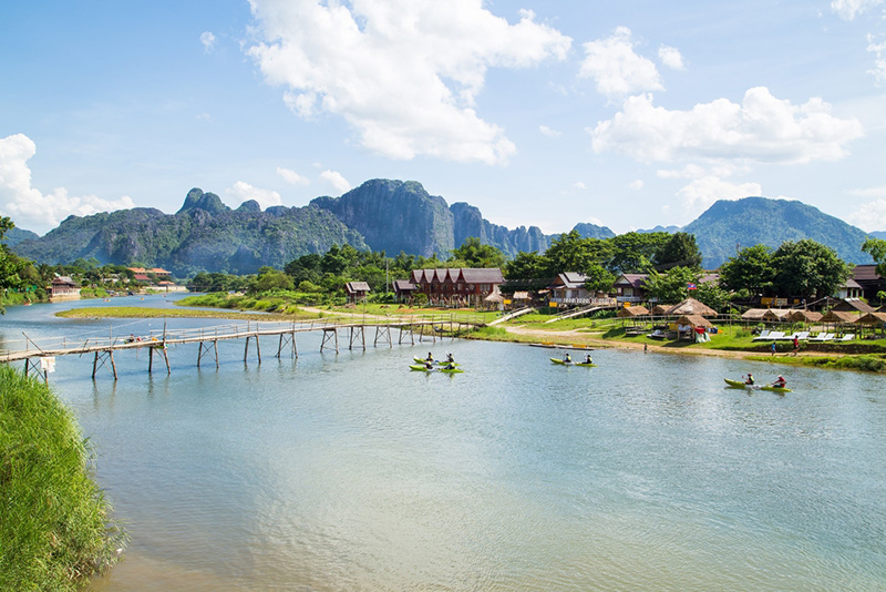พายเรือคายักในลำน้ำซอง เที่ยวลาว