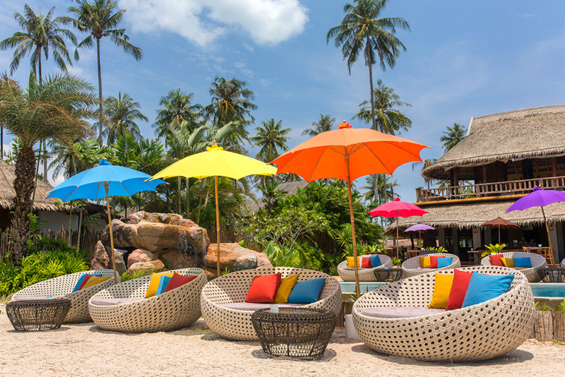 บนเกาะกูดมีร้านอาหารให้บริการหลากหลาย ทั้งร้านอาหารทะเลสด ๆ ร้านอาหารไทย และร้านอาหารนานาชาติ นอกจากนี้ยังมีคาเฟ่และบาร์ให้เลือกนั่งพักผ่อนชมวิวทะเลด้วย