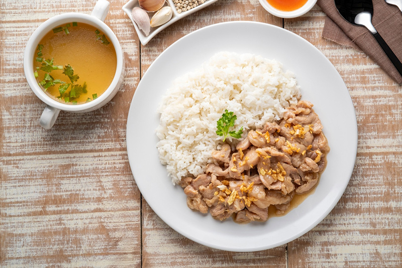 ข้าวหมูทอดกระเทียมพริกไทย