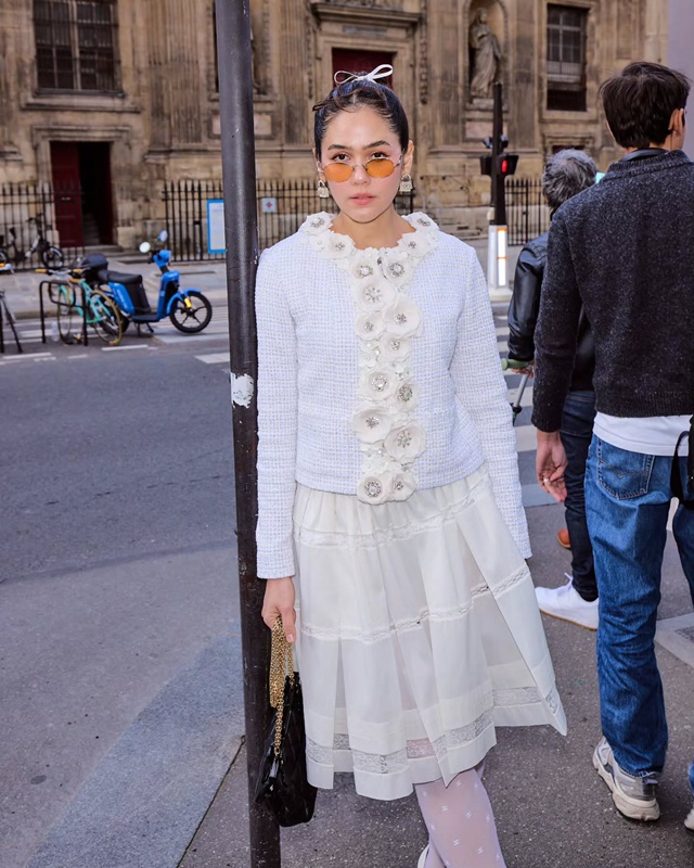 ชมพู่ อารยา อวดภาพลองกางเกงยีนส์ดีไซน์ล้ำจนต้องขยี้ตา