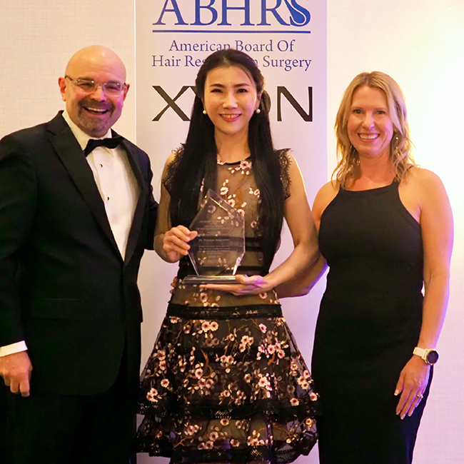 สร้างชื่อ ! หมอแพตตี้ จาก Hairtran Clinic คว้าคะแนนสอบปลูกผมอันดับ 1 ของโลก