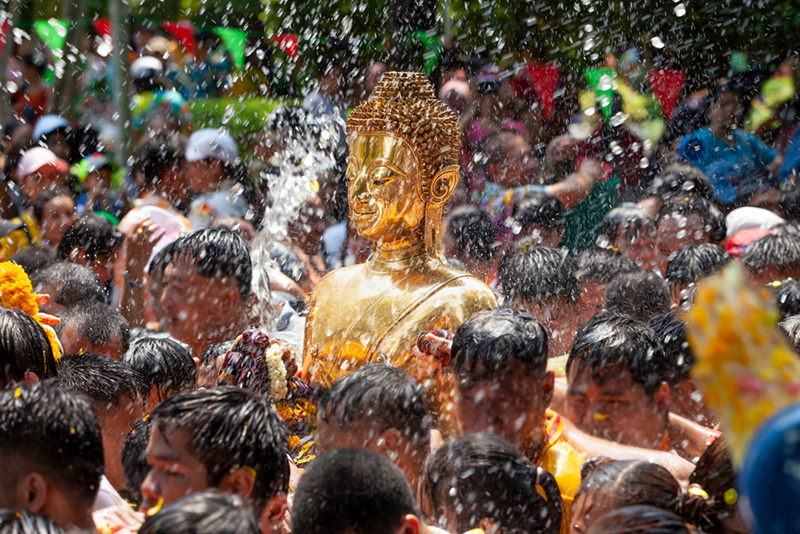 สรงน้ำหลวงพ่อพระใส