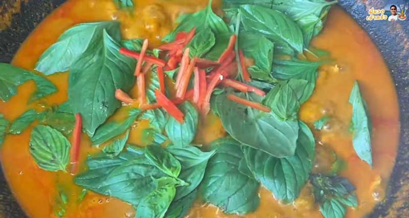 ใส่ใบโหระพาและพริกชี้ฟ้าแดง
