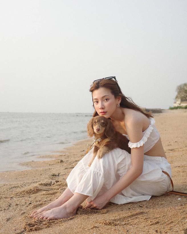 ใบเฟิร์น พิมพ์ชนก จัดทริปเที่ยวทะเล พร้อมแจกความสดใสเอฟซี สวยฉ่ำที่สุด