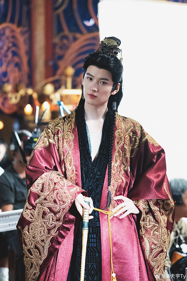 ฉินเทียนอวี่ ประวัติ