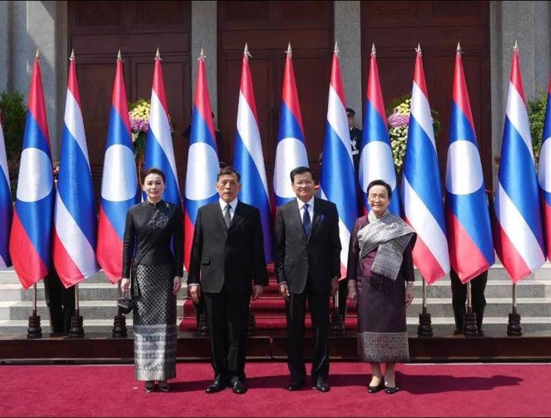 ในหลวง - พระราชินี ทรงขับเครื่องบินพระที่นั่ง