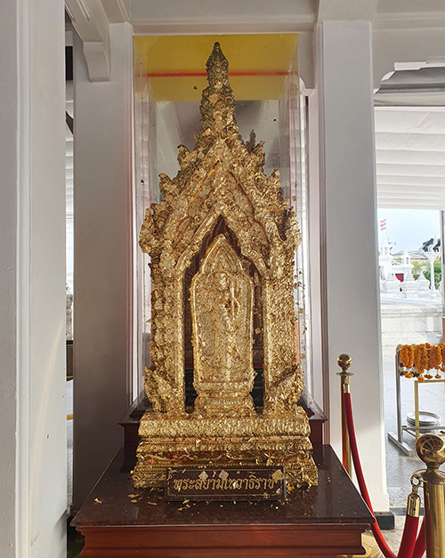 ปิดทองที่ศาลหลักเมือง กรุงเทพมหานคร