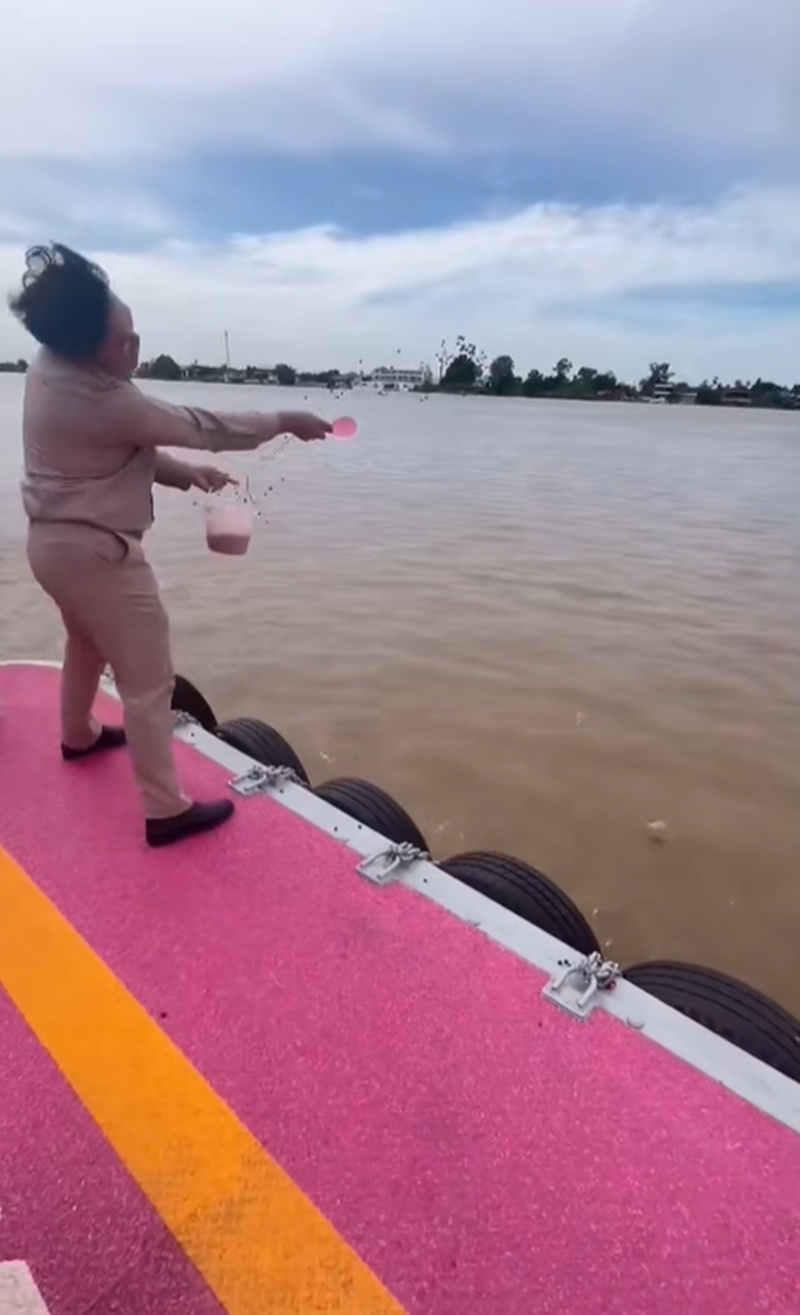 ให้อาหารปลา