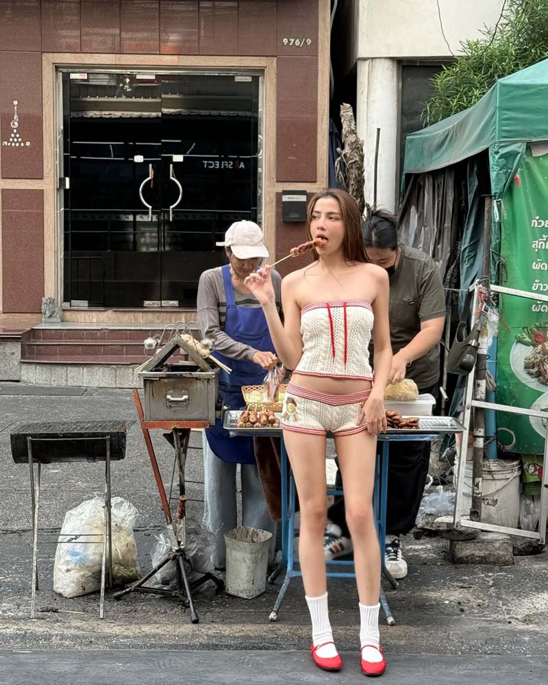 จีน่า เดอะเฟซ นุ่งสั้นเกาะอกโชว์เอวคอดกิ่ว นั่งวินซื้อไส้กรอกข้างทาง