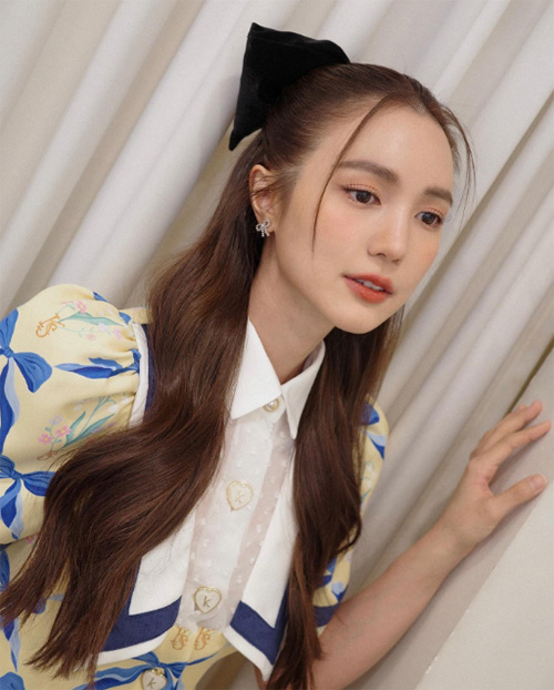 บัว นลินทิพย์ ทรงผมมัดครึ่งหัว