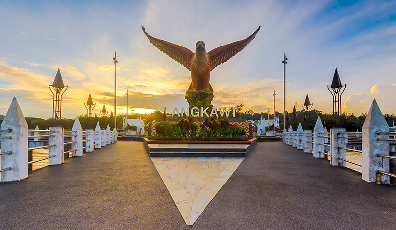 จัตุรัสนกอินทรี (Eagle Square) หรือ อนุสาวรีย์นกอินทรีย์ Dataran Lang เกาะลังกาวี