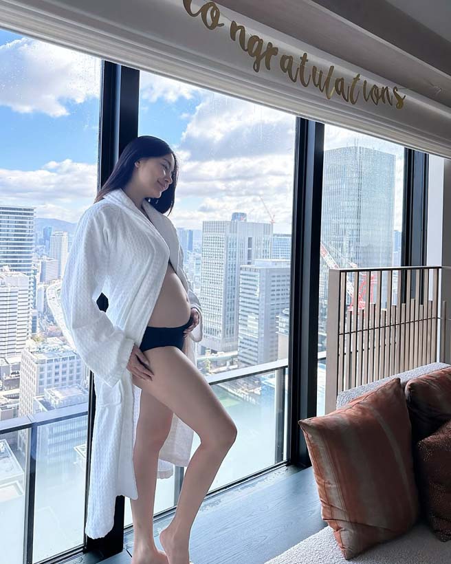 พราวฟ้า การัญชิดา ใส่ทูพีซ อวดท้องโตเบา ๆ ริมสระ คุณแม่ป้ายแดงสวยฉ่ำมาก